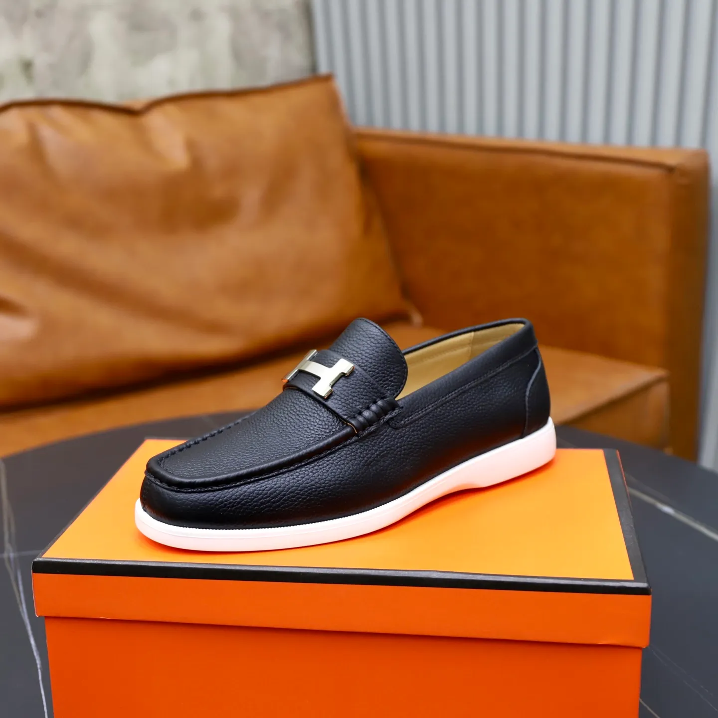 Ex-factory price: 560💰Hermès/Hermès slip-on men's shoes. This shoe is made of imported pebbled cowhide. It has simple and smooth lines and is combined with aerodynamically designed 3CM rubber foam ultra-light soles! Youthful and fashionable, classic H-shaped hardware buckle decoration, calf lining gently wraps the feet, with logo cowhide feet, casual and urban style, highlighting youthful vitality, sports and leisure version, super versatile, code number: 38-39-40-41-42-43-44 standard leather shoe size (45 can be customized but does not support returns)